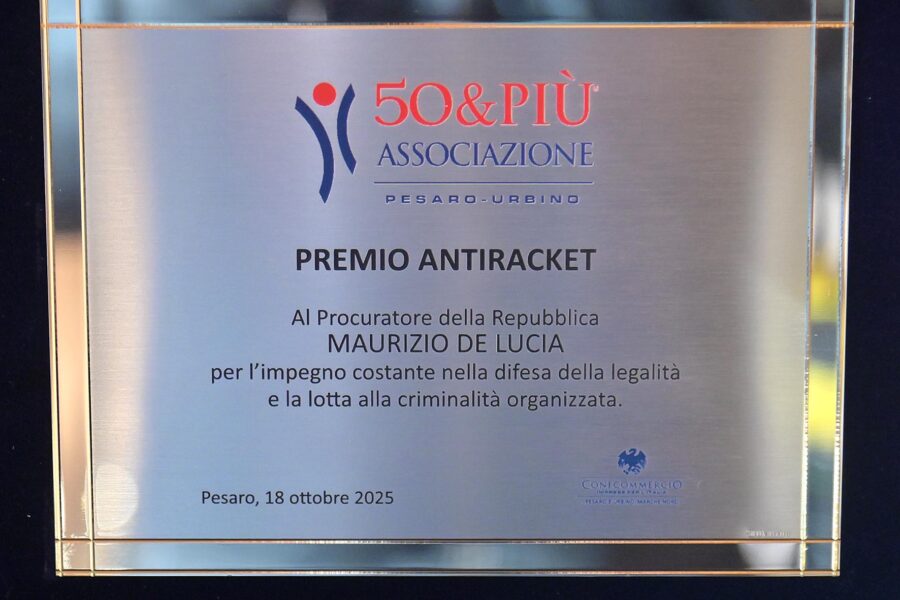 Lavoro e legalità: premiati i Maestri del Commercio, il procuratore De Lucia e Violante